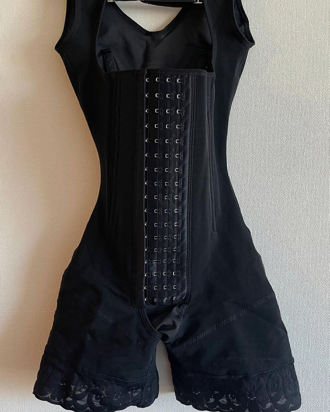 Hourglass Girdle With Rods